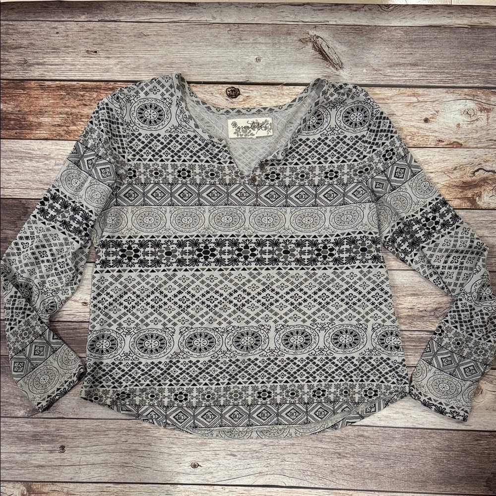 Aventura Women’s Gray & Black Geometric Long Sleeve V-Neck Organic Cotton Top